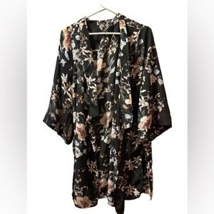 Tahari Floral Satin Kimono – Black Botanical Print, Belted Wrap (L/XL)